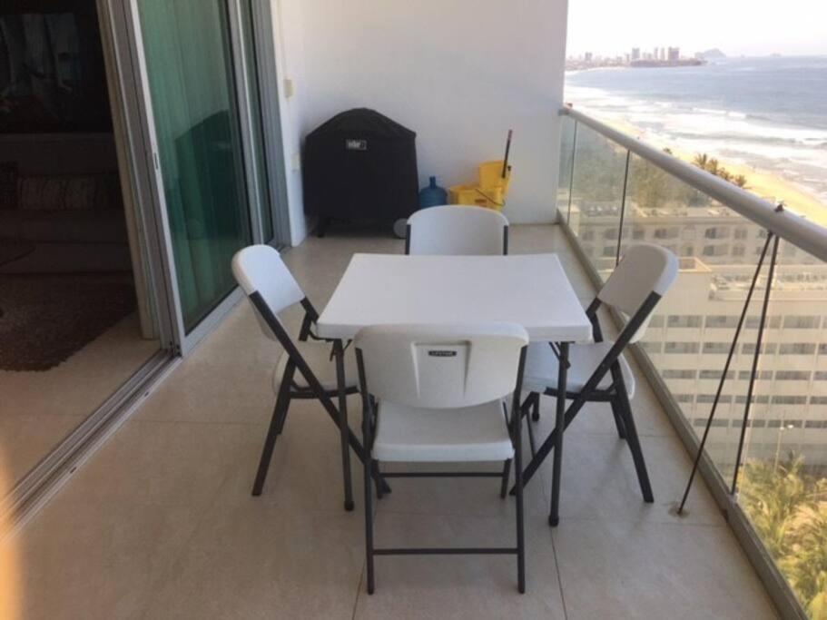 Beautiful 3 Bedroom, Fully Furnished, On The Beach Mazatlán Exterior foto